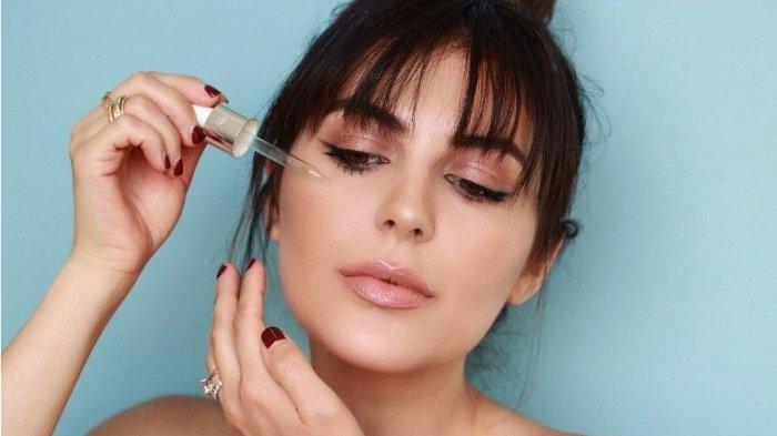 Ilustrasi wanita mengaplikasikan serum wajah.