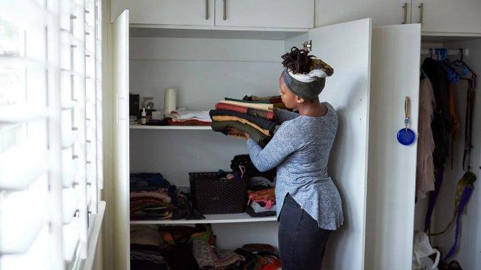 Sesekali buka lemari untuk menghindari bau apek