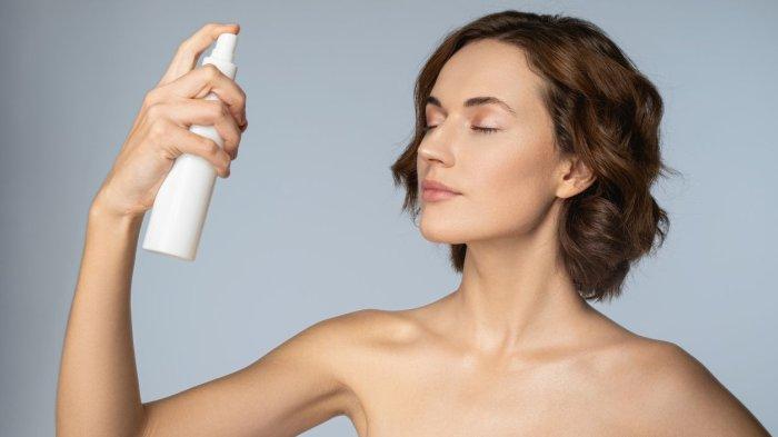 Ilustrasi seorang wanita yang menyemprotkan produk setting spray.
