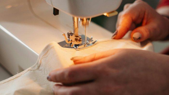 Jahit bagian pinggang celana dalam untuk mengatasi kelonggaran