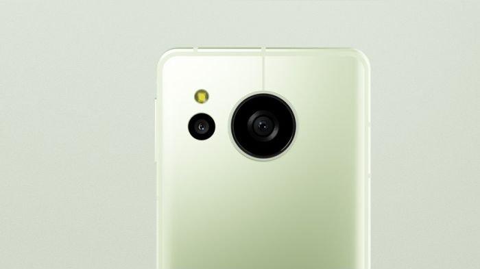 Kamera SHARP AQUOS sense8 diletakkan di tengah bodi sesuai desain Center Circle yang diadopsinya