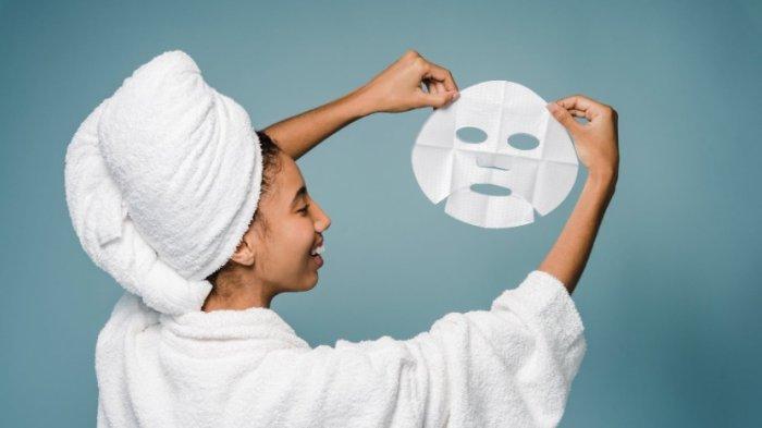 Ilustrasi produk sheet mask terbaik untuk merawat kesehatan dan kelembapan kulit wajah.