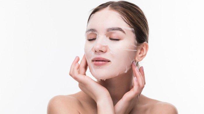 Ilustrasi wanita mengaplikasikan sheet mask dengan ukuran dan penempatan yang tepat agar hasilnya maksimal.