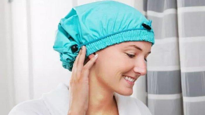 Ilustrasi membungkus rambut menggunakan shower cap