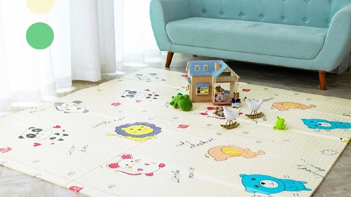 si kecil bermain di playmat sebagai tempat beraktivitas saat dalam perjalanan