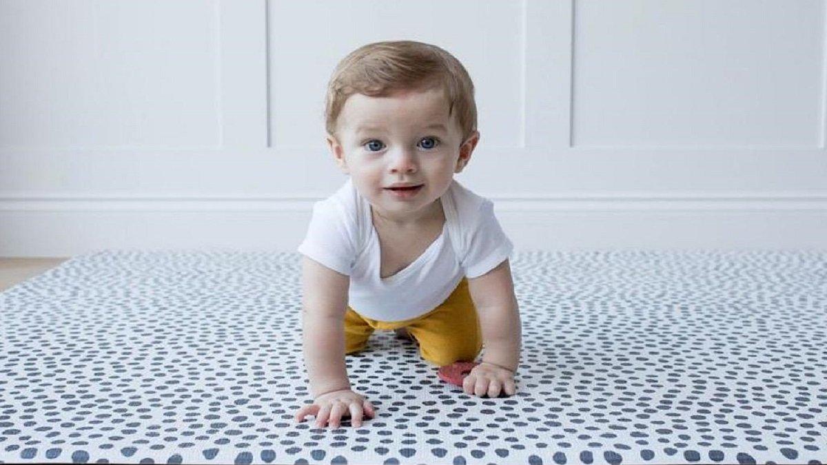 si kecil bermain di playmat untuk meningkatkan perkembangan kognitif.