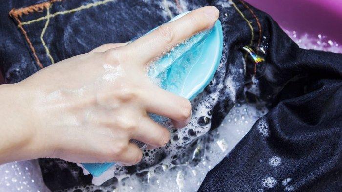 Jangan menyikat kaos agar kerah tidak melar