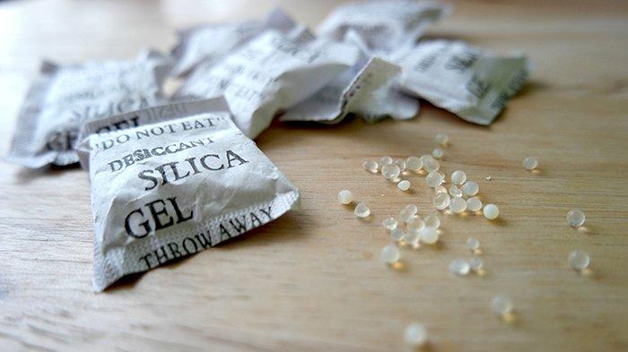 Silica gel bisa digunakan untuk mengurangi kelembaban kamar mandi