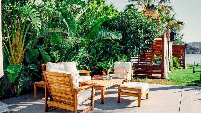 Jangan biarkan furnitur kayu terkena sinar matahari secara terus menerus, secukupnya saja untuk cegah lembap.