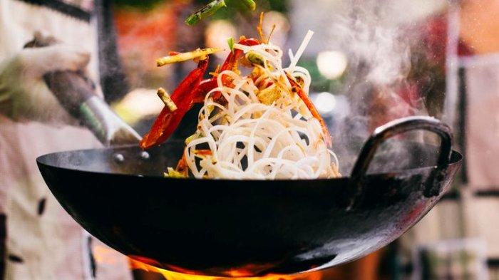 Sisa bau masakan di dapur bisa kamu atasi secara lebih mudah pakai bahan alami.