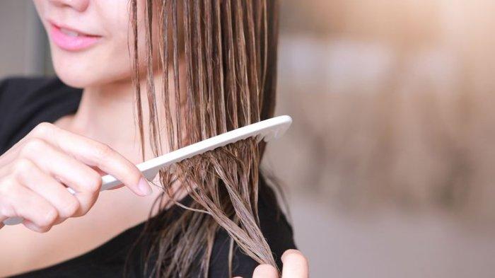Ilustrasi menyisir rambut.