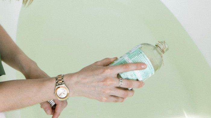 Ilustrasi sabun dan air hangat yang bisa digunakan untuk menghilangkan bekas lem stiker