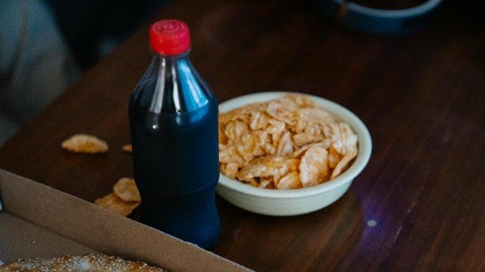 Ilustrasi minuman bersoda yang bisa dimanfaatkan untuk menghilangkan kerak pada bathtub