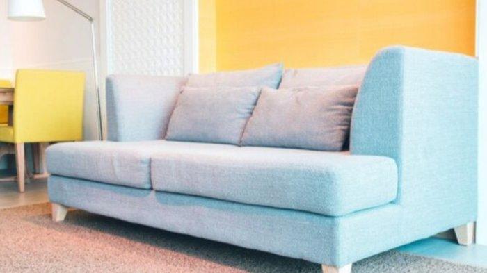 Jika sofa berbau apek, kamu bisa menjemurnya di bawah sinar matahari untuk beberapa saat, tapi sesuaikan jenis sofa.