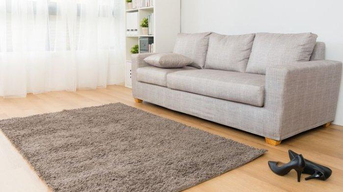 Ilustrasi meletakkan sofa di area kering untuk cegah kelembapan dan jamur yang bikin apek.