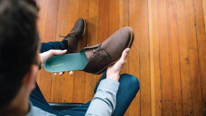 Ilustrasi sol anti bau untuk membantu menghilangkan bau pada sepatu