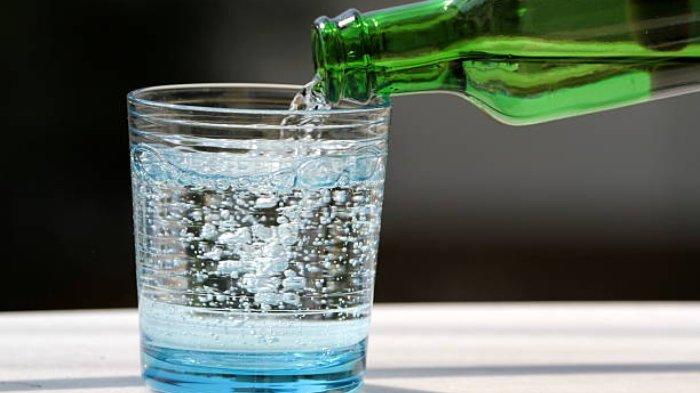Ilustrasi minuman bersoda yang bisa digunakan untuk menghilangkan kerak pada kloset