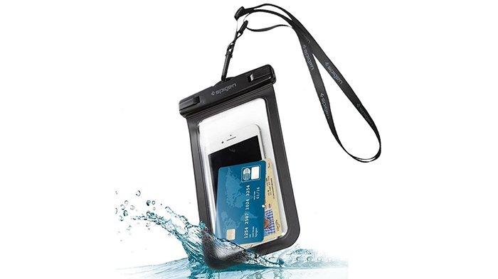Ilustrasi casing waterproof untuk melindungi HP dan beberapa benda lain yang tidak bisa terkena air