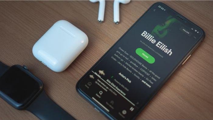 Ilustrasi handphone yang sedang membuka aplikasi Spotify