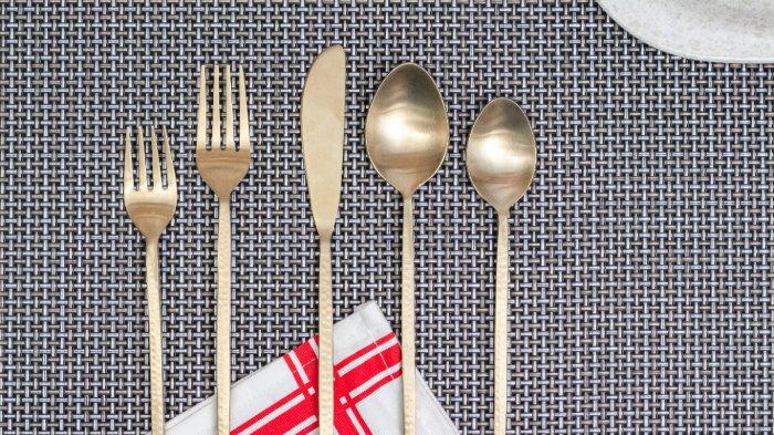 Alat makan yang terbuat dari stainless steel jangan dimasukkan ke dalam microwave