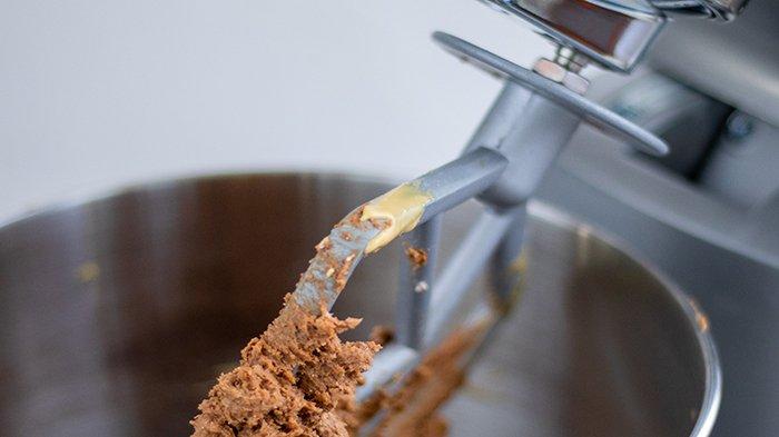 Stand mixer bisa bantu mengaduk tanpa bikin capek.
