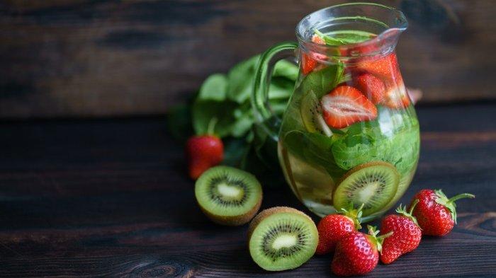 Stroberi dan kiwi bisa jadi scrub bibir alami.