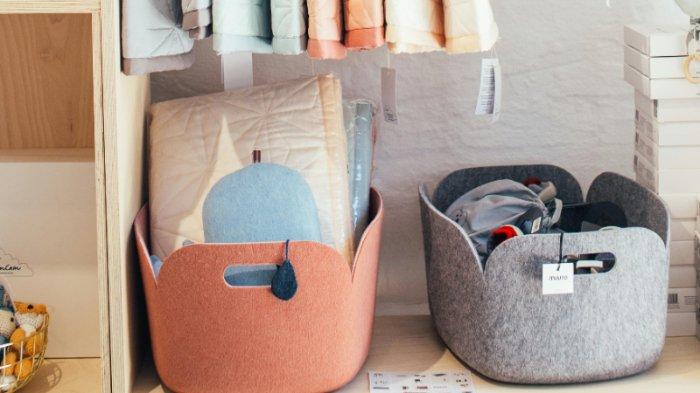 Ilsutrasi penggunaan storage tambahan pada lemari untuk menata barang yang memakan tempat