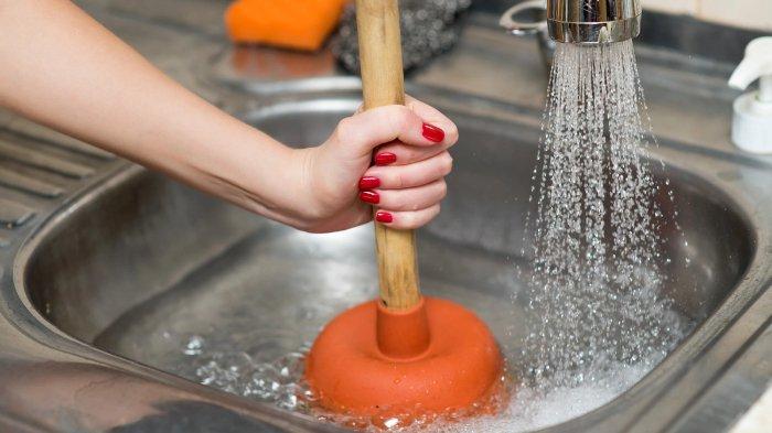 Sumbatan pada saluran wastafel dapur bisa diatasi dengan berbagai cara mudah.