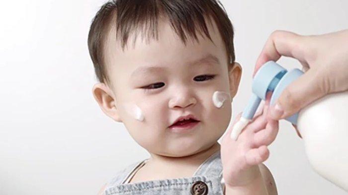 Ilustrasi melindungi kulit bayi dari paparan sinar matahari.