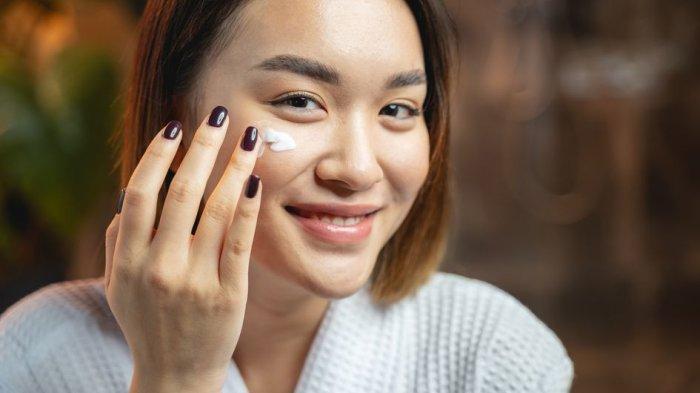 Pentingnya menggunakan sunscreen untuk mengatasi kulit kering.