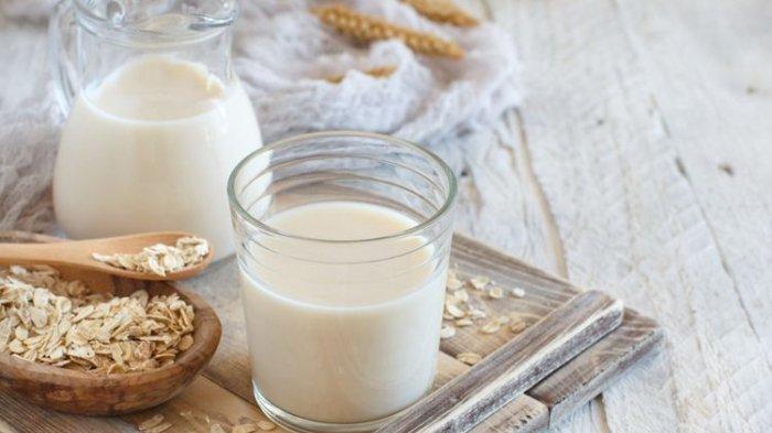 Susu dan oat bisa menjadi bahan alami untuk melembapkan kulit kering mengelupas.