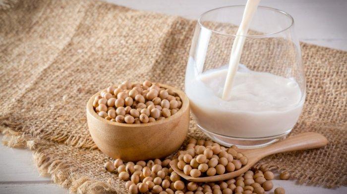 Susu kedelai punya manfaat untuk mambantu menurunkan kolesterol jika kamu konsumsi secara rutin di pagi hari.