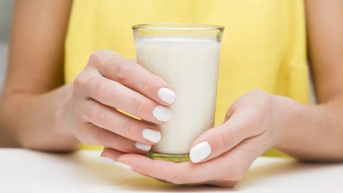 Susu dan produk olahan susu sebaiknya kamu hindari untuk mencegah kembung saat berpuasa.