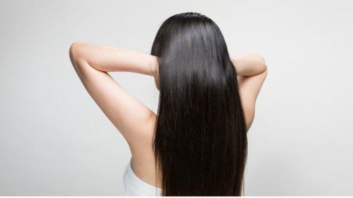 Ilustrasi memastikan rambut kering sebelum memakai hijab.