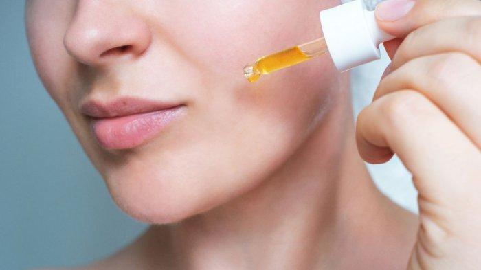 Mengaplikasikan skincare yang mengandung Squalane.