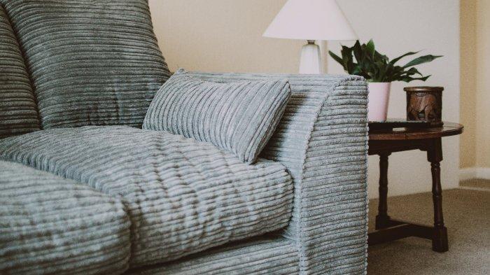 Tambah isian bantalan sofa untuk mengembalikan ketebalan sofa