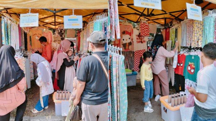 Stand dagangan ibu miya di Car Free Day Kota Cilegon, Banten ramai dikunjungi oleh pembeli