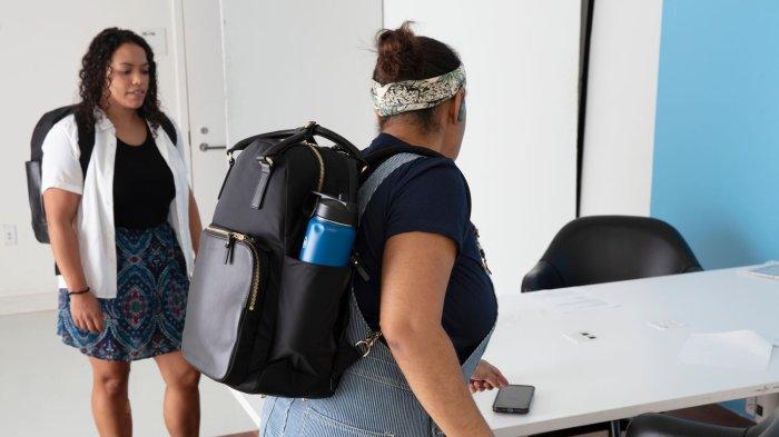 Membawa tas backpack yang benar