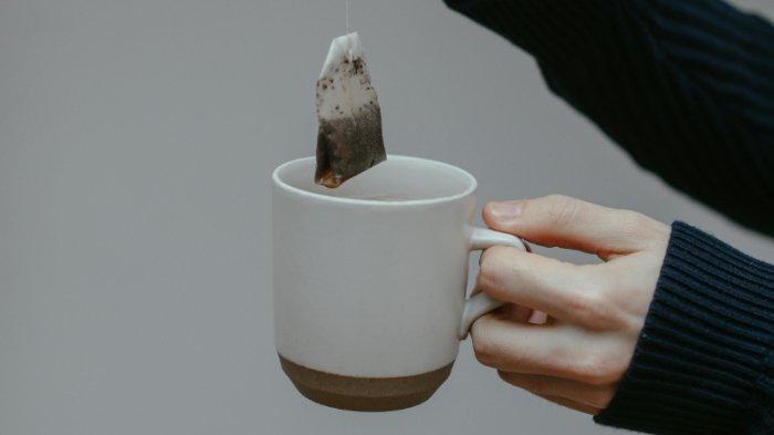 Ilustrasi kantung teh yang bisa digunakan untuk menghilangkan bau tidak sedap pada sepatu