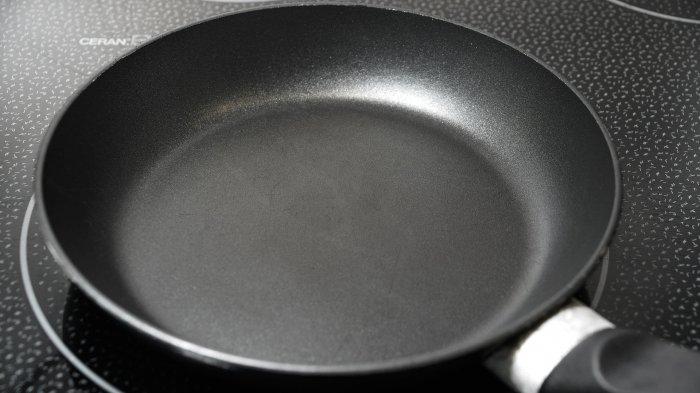 Teflon punya lapisan anti lengket yang membuat makanan tidak mudah berkerak serta mudah dibersihkan.