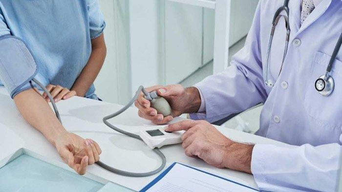 Ilustrasi pemeriksaan diri pada dokter untuk mengetahui tekanan darah seseorang
