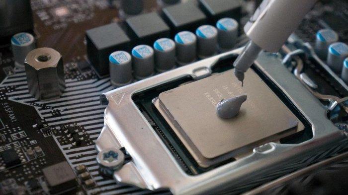 Thermal paste kering bisa bikin suhu laptop naik drastis. Cek dan ganti secara berkala agar performa tetap stabil.