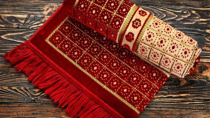 Tidak disarankan mencuci sajadah dengan pakaian lain untuk menghindari lunturnya warna.
