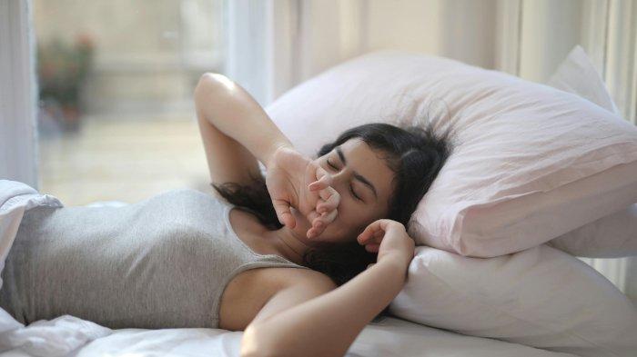 Tidur dengan Bantal yang lebih tinggi agar mata tidak bengkak setelah menangis.