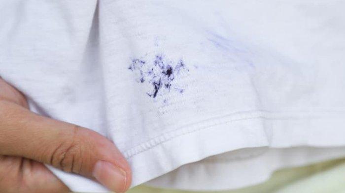 Nyatanya noda tinta di baju putih bisa hilang pakai aseton.