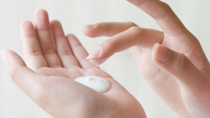 Krim retinol untuk perawatan leher.