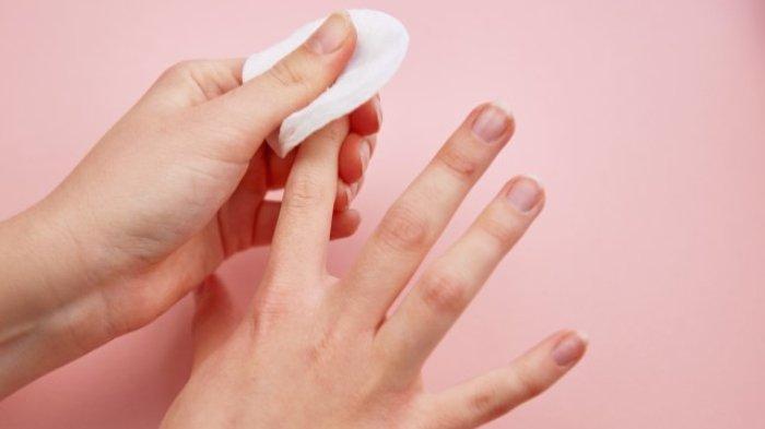 Menghilangkan tinta bekas pemilu bisa menggunakan pembersih kuku atau aseton.