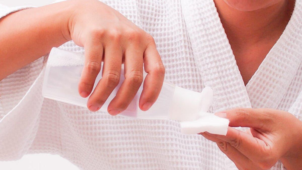 Ilustrasi mengaplikasikan toner agar kulit terhidrasi