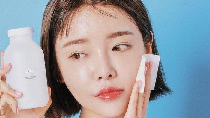 Ilustrasi menggunakan basic skincare untuk menyembuhkan skin barrier yang rusak.