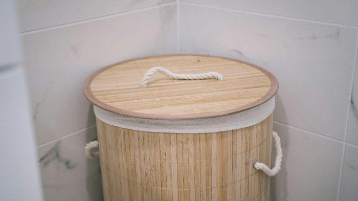 Selalu kosongkan tempat sampah untuk mencegah bau di dalam kamar mandi